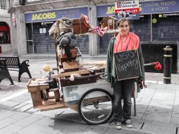 Carros de Mercado visitan el centro de Cardiff en el centro de Cardiff.