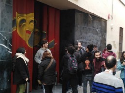 Estudiantes en la entrada de la Escuela ESAD Sevilla.