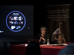 Elisa Sanz (AAPEE) presentando su ponencia Metodología en el ámbito de la Escenografía.