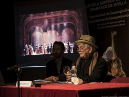 Pedro Moreno (AAPEE y Academia) presentando su ponencia Metodología en el ámbito de la Escenografía.