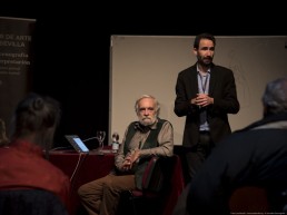 Jerôme Maeckelbergh (OISTAT) presentando su ponencia Escenografía Histórica y su aplicación en la práctica contemporánea , Eufrasio Lucena traductor.