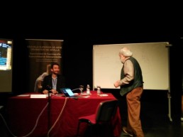 Jerôme Maeckelbergh (OISTAT) presentando su ponencia Escenografía Histórica y su aplicación en la práctica contemporánea , Eufrasio Lucena traductor.