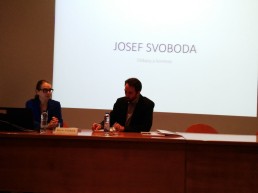 Marie Jirásková presentando su ponencia en checo Josef Svoboda: descubriendo la personalidad en el contexto, traducción de Eufrasio Lucena.