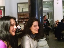 Aby Cohen y Claudia Suárez Olivares presenciando un concierto en la cafetería de la DAMU.