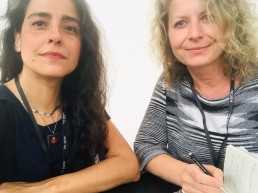 Claudia Suárez Olivares, Curadora Segundo Encuentro Latinoamericano de Artes Escénicas en OISTAT HUB en Praga 2023 y Dita Aguilera, Encargada de Asuntos Culturales de la Embajada de Chile en Praga, preparando la participación de Chile.