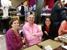 Llegada a Lisboa. Café Restaurante Império. Coroline y Óscar Armando García, Claudia Suárez Olivares y Mathab Mazlouman.