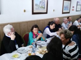 Almuerzo. De frente Juan Ruesga, Piedad Bolaños, Mathab Mazlouman, Philippe Lacroix, Marcelo Jaureguiberry.