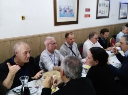 Almuerzo. De frente Philippe Lacroix, Marcelo Jaureguiberry, Carlos Schmidt, Francesc Massip, Guillem Aloy.