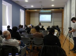 Claudia SuárezOlivares presentando su ponencia TTLA-TELA: la construcción de un relato sobre los espacios escénicos latinoamericanos a partit de sus diversidades culturales. Pedro Castanheira tomando fotos.