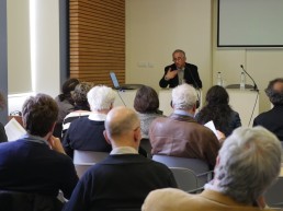 Luís Soares presentando su ponencia Continuidad y transformación de los espacios teatrales en el siglo XVII en Portugal.