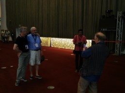 Visita National Taichung Theater, Jean-Guy Lecat fotografiando a Bert Determann y José Luis Ferrera.