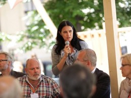 Abby Cohen interviniendo en la Reunión de Dirigentes, Día de la OISTAT 20 Junio, PQ 15.