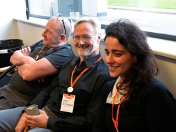 Sean Crowley, Bert Determann y Claudia Suárez Olivares en la cafetería.