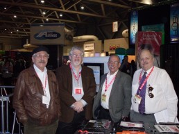 José Luis Ferrera, Duncan MacKenzie, Hiram Pérez y Tom Folsom en el stand de InterAmerica Stage en la exposición de la Conferencia USITT, Kansas 2010