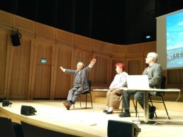 Pamela Howard en conversación con Jean-Guy Lecat y Michael Ramsaur.