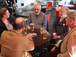 José Luis Ferrera y Jean-Guy Lecat con los miembros de la delegación de la Asociación de Escenógrafos de Francia.