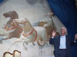 Un inspirado Ian Mackintosh en una de las visitas del tour de teatros en el sur de Gales.